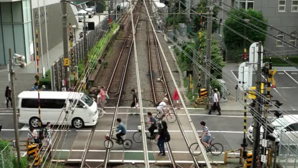 Tokio - La gente y el tráfico en el pequeño cruce ferroviario. Resolución 4K. Shinjuku. — Vídeos de Stock