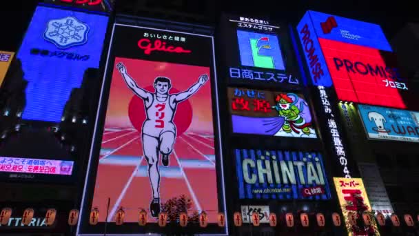 Osaka - Beroemde Glico running man billboard gloeit 's nachts. 4K resolutie tijdsverloop. Dotonbori — Stockvideo