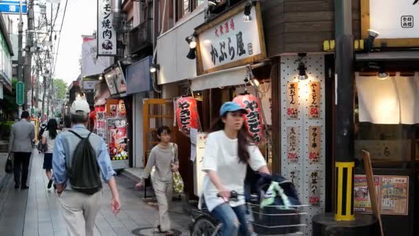 Tokio - Mała uliczka z restauracjami i ludźmi. Nakano. Rozdzielczość 4K — Wideo stockowe