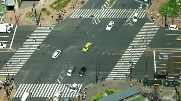 Tóquio - Vista aérea da junção com o tráfego e as pessoas na passarela. Resolução 4K acelera. Maio de 2016 — Vídeo de Stock