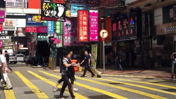 HONG KONG - Mensen die de winkelstraat oversteken met kleurrijke borden. 4K-resolutie. — Stockvideo