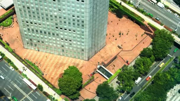 Tóquio - Vista aérea com pessoas de negócios em torno de edifício de escritórios durante o almoço freio cercado por ruas com tráfego. zoom de lapso de tempo de resolução 4K. Shinjuku. Maio de 2016 — Vídeo de Stock
