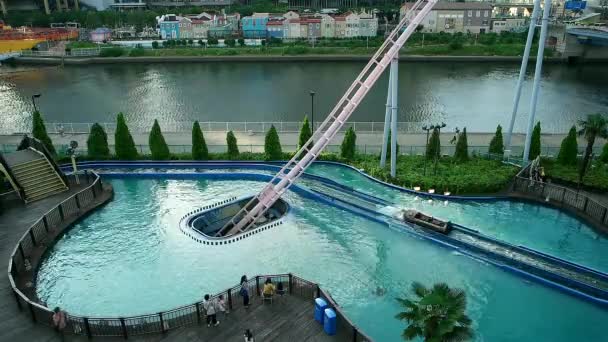 Yokohama - achtbaan Verdwijn in het water bij Yokohama Cosmoworld. Sneller.. — Stockvideo