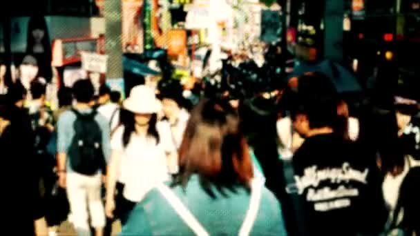 도쿄 - 거리를 산책하는 사람들을 볼 수있다. 하라주쿠. 변색되고, 텍스처화 된 모습. 4K 해상도 — 비디오