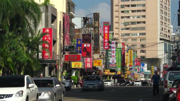 Zhongli District, Taoyuan City - widok ulicy z tablicami, ruchu i ludzi w słoneczny dzień. Rozdzielczość 4K. — Wideo stockowe