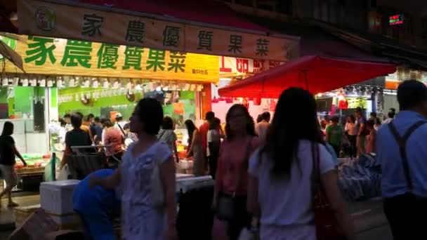 HONG KONG - Vista noturna do mercado molhado com as pessoas. Resolução 4K . — Vídeo de Stock