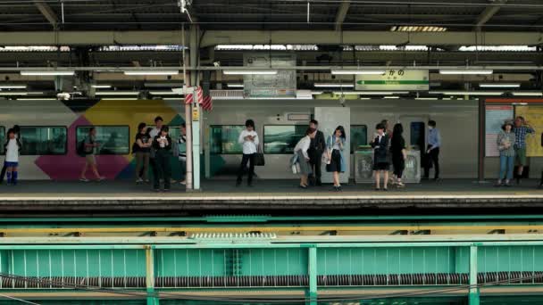 Tokio - Plataforma de la estación de Nakano con gente esperando el tren. Resolución 4K — Vídeos de Stock
