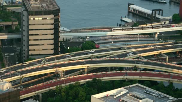 Tokio - Vista aérea de la ciudad con tráfico por carretera y trenes Yurikamome. Velocidad de resolución 4K. Mayo de 2016 — Vídeo de stock