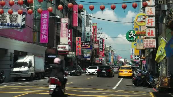 Район Чжунгли, город Таоюй - вид на улицу с вывесками, трафиком и людьми в солнечный день. 4К разрешение ручной съемки . — стоковое видео