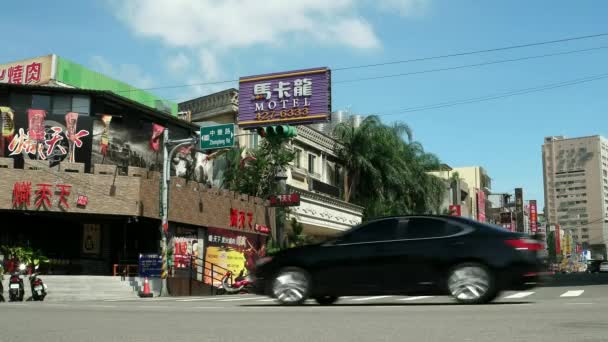 Zhongli District, Taoyuan City - Street view with traffic on junction in sunny and windy day. Ανάλυση 4K. — Αρχείο Βίντεο