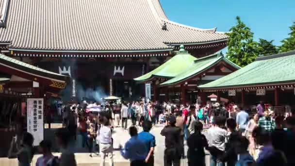 Tokyo Besøgende på Senso-ji buddhistiske tempel. Som akusa. 4K opløsning tid bortfalder . – Stock-video