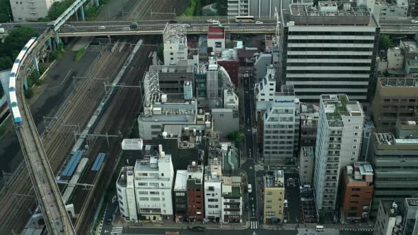 Tokio - Luchtfoto uitzicht op de stad met autoverkeer en treinen. 4K-resolutie — Stockvideo