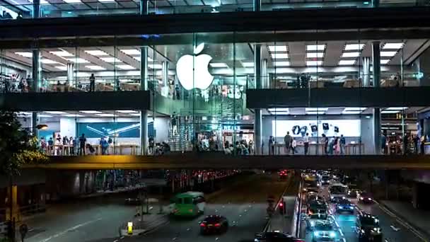 Hong Kong - Apple mağazasında insan ve trafiğin olduğu gece süreleri. 4K çözünürlüğü — Stok video