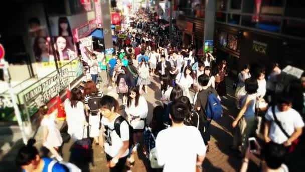 Tokio - Vista de la calle abarrotada desde arriba. Zona comercial Harajuku. Movimiento lento . — Vídeo de stock