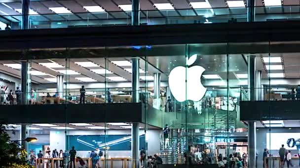 Hong Kong - Night time lapse di Apple store con le persone. Panning risoluzione 4K . — Video Stock