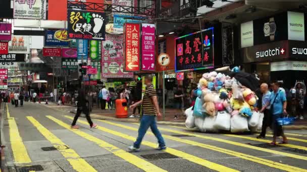 HONG KONG - Mensen die de winkelstraat oversteken met kleurrijke borden. 4K-resolutie. — Stockvideo
