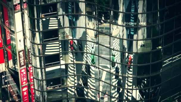 Tóquio - Vista aérea de junção, pessoas e tráfego refletindo no edifício de vidro. Resolução 4K. Olhar retrô. Ginza. . — Vídeo de Stock