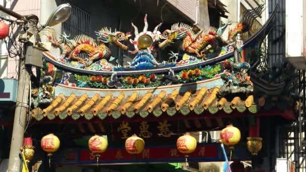 Distrito de Zhongli, ciudad de Taoyuan Detalle de la puerta de entrada del templo chino con dragones. Resolución 4K . — Vídeos de Stock