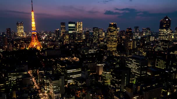 Tokio - Noční pohled na město se zářící Tokijskou věží. Časová prodleva rozlišení 4K. Červen 2016 — Stock video