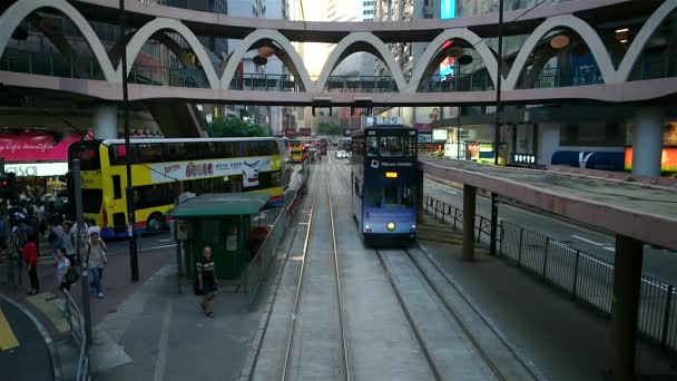 HONG KONG - widok na centrum miasta ulicy z ludźmi i dwupiętrowy tramwaj przejeżdżający obok. Zwolniony ruch — Wideo stockowe