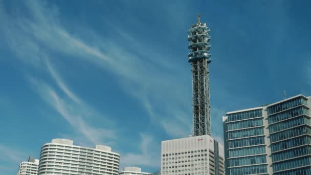 Il paesaggio urbano di Yokohama contro il cielo blu. Giugno 2016. Risoluzione 4K — Video Stock