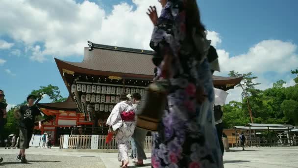 Kioto - Vista del Santuario de Yasaka con los visitantes en ropa tradicional japonesa . — Vídeo de stock