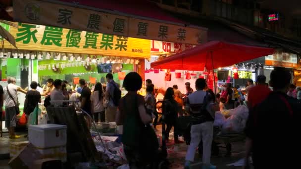 HONG KONG - Vista noturna do mercado molhado com as pessoas. Resolução 4K . — Vídeo de Stock