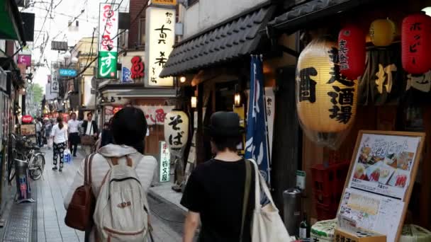 Tokio - Mała uliczka z restauracjami i ludźmi. Nakano. Rozdzielczość 4K — Wideo stockowe