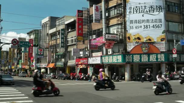 Distrito de Zhongli - Vista de la calle con el tráfico en el cruce en el día soleado. Resolución 4K . — Vídeos de Stock