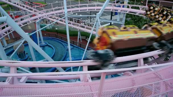 Yokohama - Roller coaster Εξαφανίζεται σε σπείρα στη Γιοκοχάμα Cosmoworld. Αργή κίνηση. — Αρχείο Βίντεο