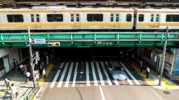 Tóquio - Nakano estação lapso de tempo de pessoas, trens e tráfego. Resolução 4K — Vídeo de Stock