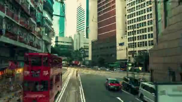 HONG KONG - Şehir merkezi tramvay yolculuğu. 4K çözünürlük zaman aşımı. Geçmişe dönüş. Bakış açısı. — Stok video