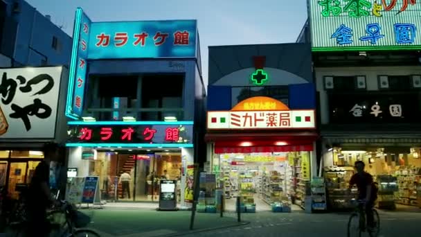 Tokyo - Street view met mensen en gloeiende winkelborden. Aan het hijgen. Koenji — Stockvideo