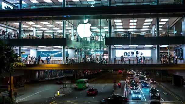 Hong Kong - Apple mağazasında insan ve trafiğin olduğu gece süreleri. 4K çözünürlüğü — Stok video