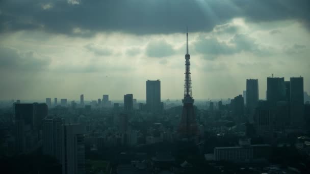 Tokyo - Bulutlar ve akşam ışığı demetleriyle Havacılık şehri manzarası. 4K çözünürlük hızı. Mayıs 2016 — Stok video