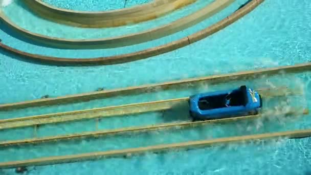 東京-東京ドームシティアトラクションで水上乗車中の人々。スピードアップ. — ストック動画