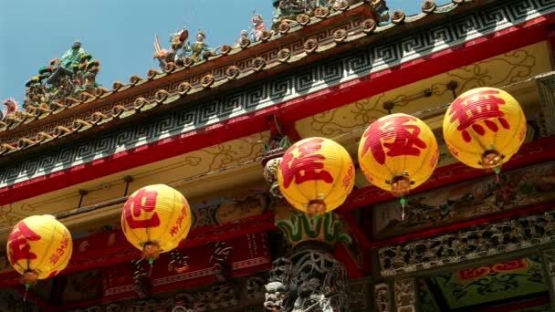 Zhongli District, Taoyuan City - Χάρτινα φανάρια και παραδοσιακή πολύχρωμη διακόσμηση σε κινέζικο ναό στην ηλιόλουστη μέρα. Ανάλυση 4K — Αρχείο Βίντεο