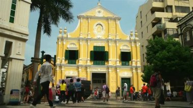 Macao - Aziz Dominic Kilisesi önünde güneşli bir günde insanlar. 