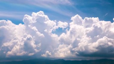 Toba Gölü 'nden hızlı hareket eden muhteşem bulutlar. 4K çözünürlük zaman aşımı.