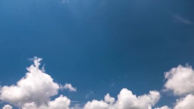 Mavi gökyüzünde hareket eden bulutların zaman akışı. 4K çözünürlüğü