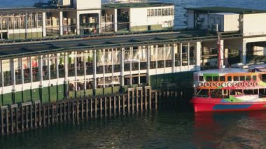 Hong Kong - Tsim Sha Tsui Rıhtımında insanlar feribottan iniyor. Kowloon. 2K çözünürlüğü