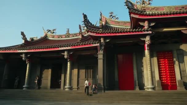 Taipeh - Blick auf den Xingtian Tempel mit Besuchern. Schwenken in Zeitlupe. — Stockvideo