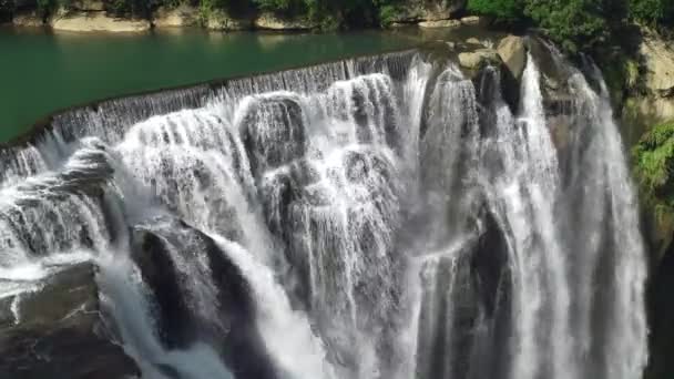 Cascata Shifen vista da vicino elevata. Taiwan 2016. Risoluzione 4K — Video Stock