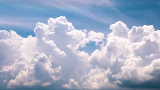 Rápidas nubes espectaculares en movimiento junto al lago Toba. resolución 4K lapso de tiempo panorámica . — Vídeo de stock