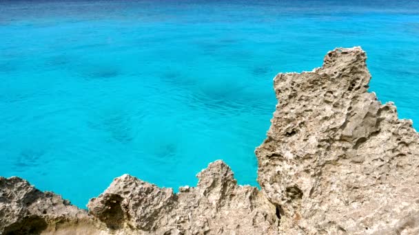 Vídeo Agua Mar Azul Brillante Roca Acantilado — Vídeo de stock