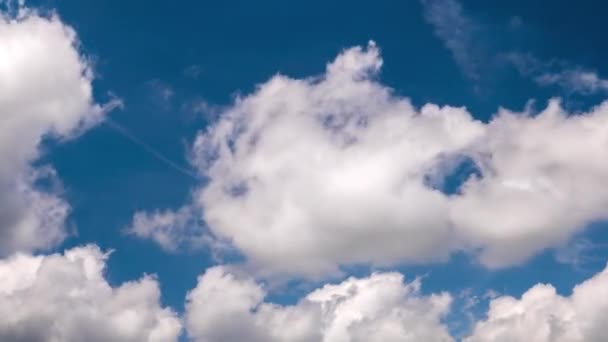 El lapso de tiempo de nubes moviéndose a través del cielo azul. Resolución 4K — Vídeo de stock