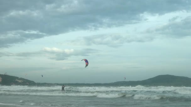 Mui Ne - Kitesurfers na morzu. Rozdzielczość 4K — Wideo stockowe