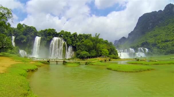 Ban Gioc vattenfall panorering. — Stockvideo