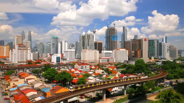 Kuala Lumpur vista da cidade com Petronas Torres Gêmeas e trem céu passando. Resolução 4K acelera . — Vídeo de Stock