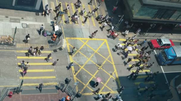 Χονγκ Κονγκ - Αεροφωτογραφία των ανθρώπων που διασχίζουν το δρόμο σε μικρή πολυσύχναστη διασταύρωση στο Tsim Sha Tsui. Κοουλούν. Ανάλυση 4K — Αρχείο Βίντεο